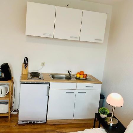 Direkte Uninaehe: Ferienwohnung Mit Grossem Doppelbett, Kuechenzeile Und Neu Renoviertem Badezimmer Homburg  Exteriör bild