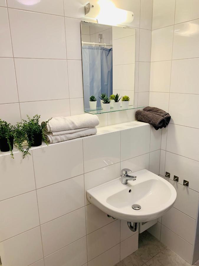 Direkte Uninaehe: Ferienwohnung Mit Grossem Doppelbett, Kuechenzeile Und Neu Renoviertem Badezimmer Homburg  Exteriör bild