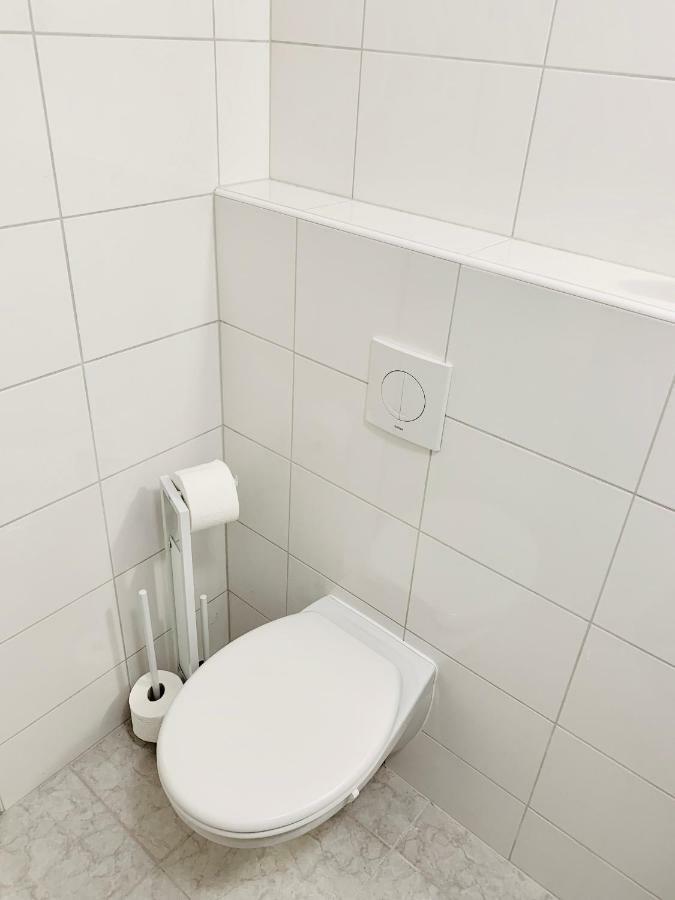Direkte Uninaehe: Ferienwohnung Mit Grossem Doppelbett, Kuechenzeile Und Neu Renoviertem Badezimmer Homburg  Exteriör bild